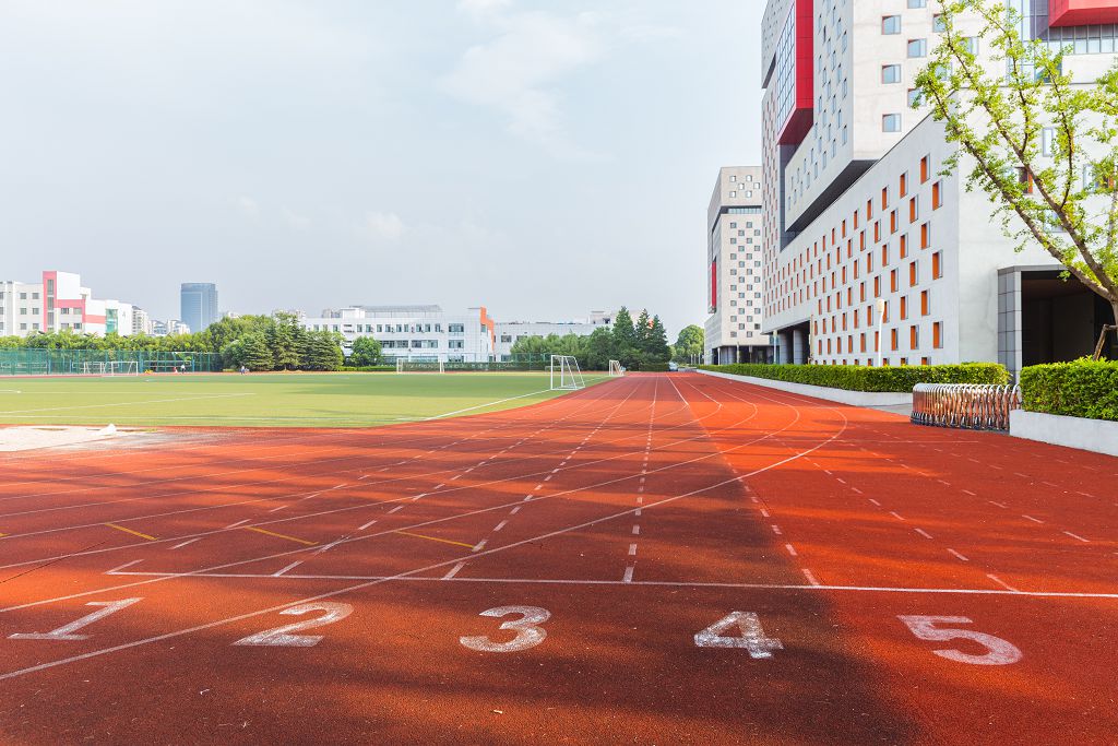 初中毕业女孩上什么学校好