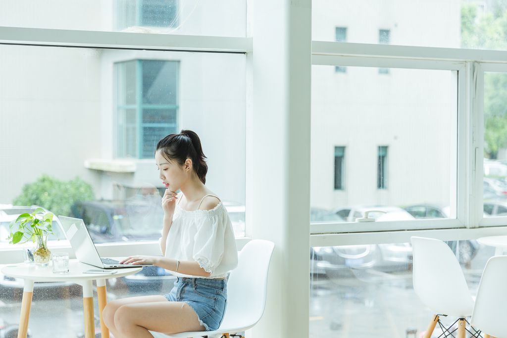 初中毕业女生学什么比较有前途